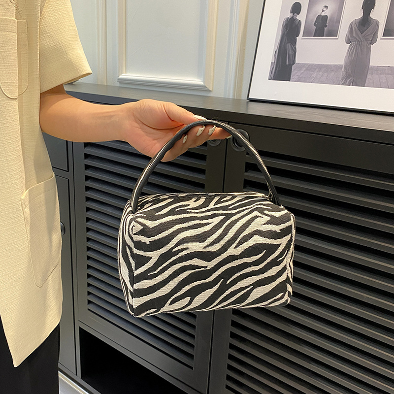 Leopard Makeup Bag Luxury  Lar - огляд і ціна Luxury Skincare & Spa